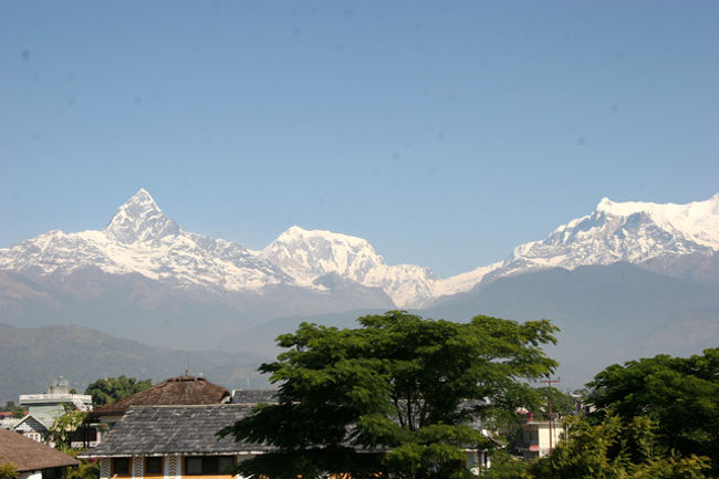 左からマチャプチャレ(6,993m)、アンナプルナ?(7,556m)、アンナプルナ?(7,525m)、