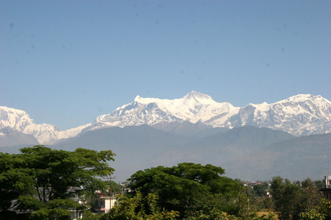 左からアンナプルナ?(7,525m)、アンナプルナ?(7,937m)、ラムジュンヒマール(6,966m) 