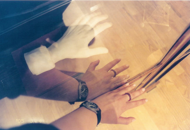 ピアノの大好きな私は1人でリストの晩年家にやってくる。何台ものピアノが置いてある家に大満足。特別にリストという作曲家が好きな訳でもないが一応お約束の彼の手の石像を前に私の手と比べてみた。