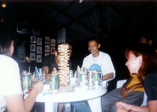 朝までひたすらジェンガ（だっけ？）のゲームをして楽しんだ。隣に宿泊していた日本人の女性とスイス人のカップルと現地のマレーシア人4人で楽しんだ。<br />次々にやってきたビールはどっからきたのだろう・・・。