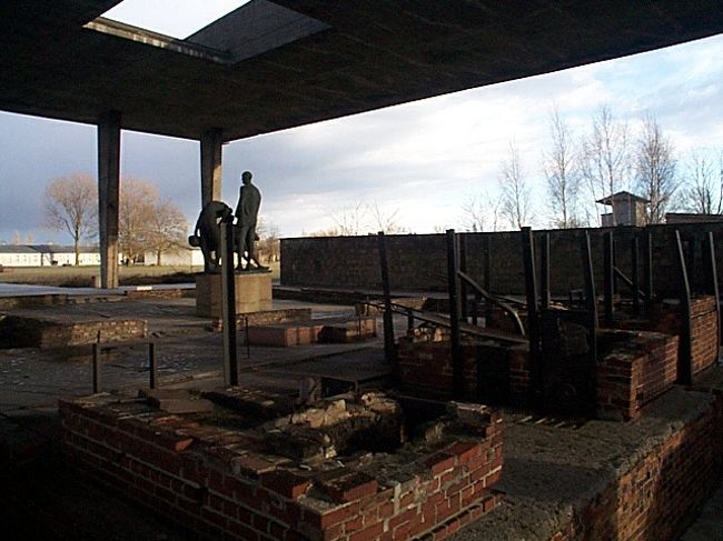 焼却場。<br />焼却炉（手前）は破壊されています。