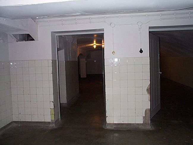 シャワー室と思われます。<br />当然ですが、シャワー室で浴びさせられたのは水やお湯ではありません。