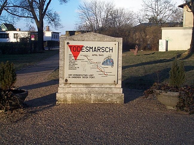 町の通りから収容所の入り口となるところに設置されていました。