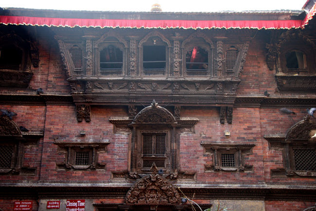 入って正面３階のこの窓からクマリが顔を出す。写真撮影禁止である。この３階が居室になっているようだ。