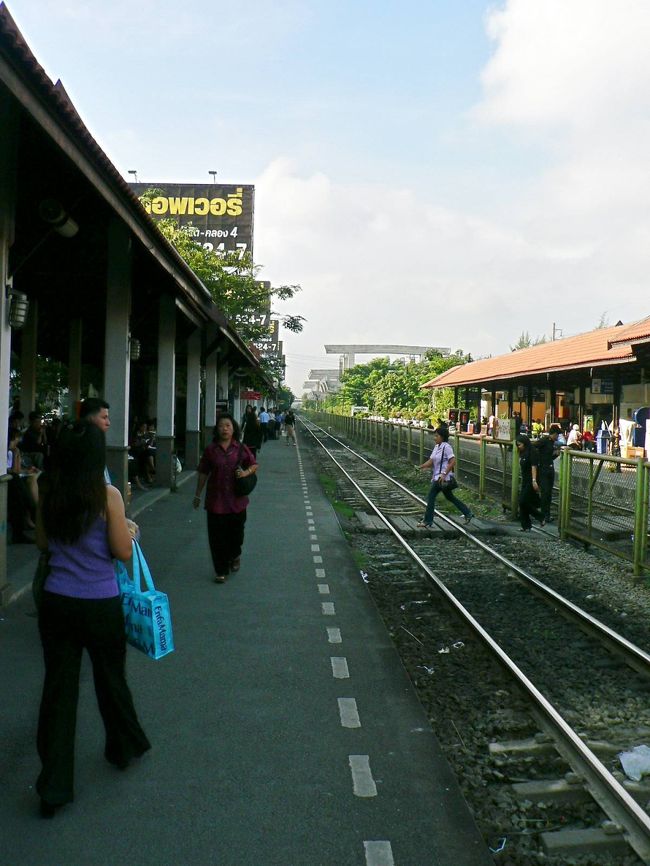 バンコク国際空港に近いドン・ムアン駅の光景。