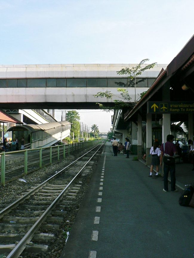 バンコク国際空港に近いドン・ムアン駅の光景。