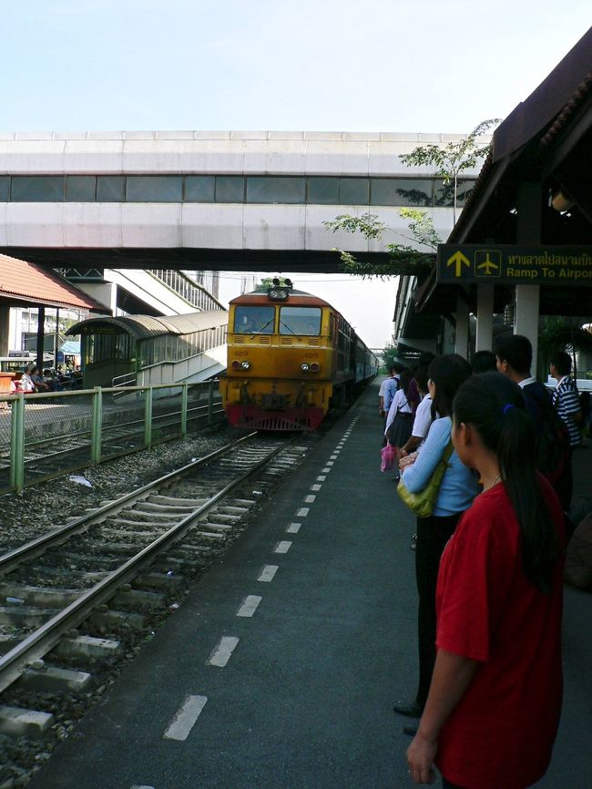 バンコク国際空港に近いドン・ムアン駅の光景。列車が到着。