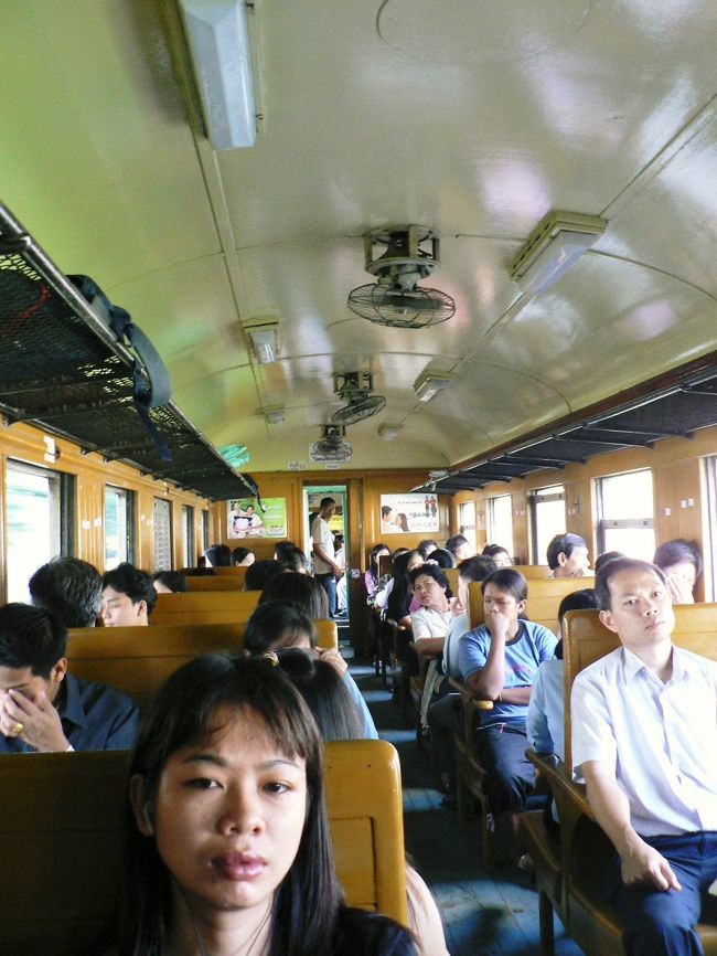 列車内の人達の光景。