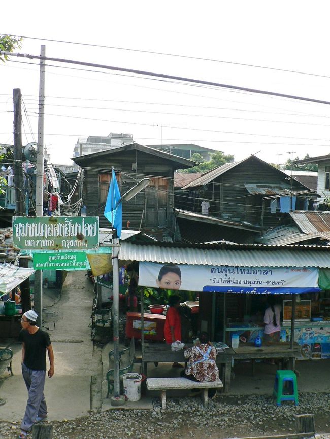 列車から見る鉄道沿いの民家。