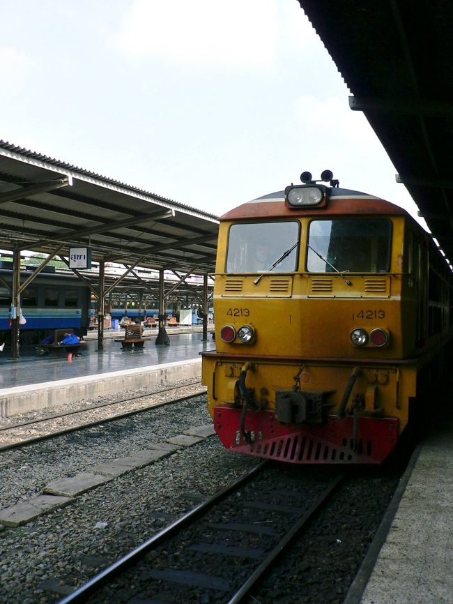 バンコクのフアランポーン駅に到着した列車。