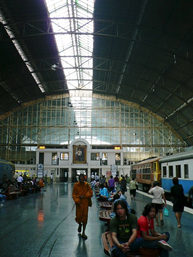 バンコクのフアランポーン駅の構内。