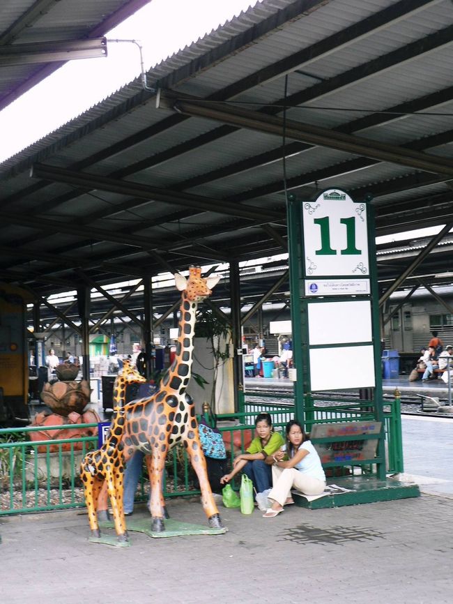 バンコクのフアランポーン駅にあるキリン像。