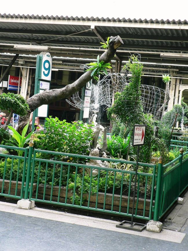 バンコクのフアランポーン駅にある草木で造られた動物達。