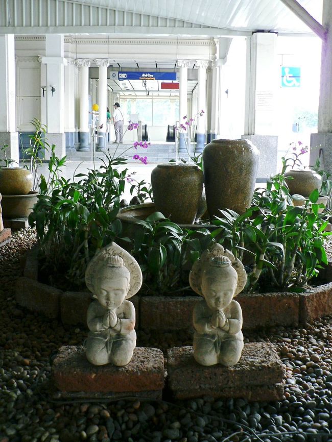 バンコクのフアランポーン駅にあるかわいい石像。