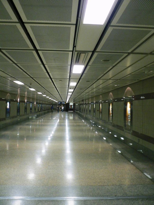 バンコクのフアランポーン駅の地下道。地下鉄に向う。