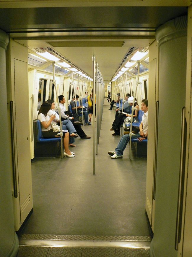 バンコクの地下鉄の内部。