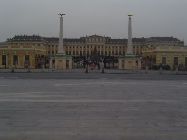 <br /><br />シェーンブルン宮殿は、<br />フランスのヴェルサイユ宮殿を手本として造られる。