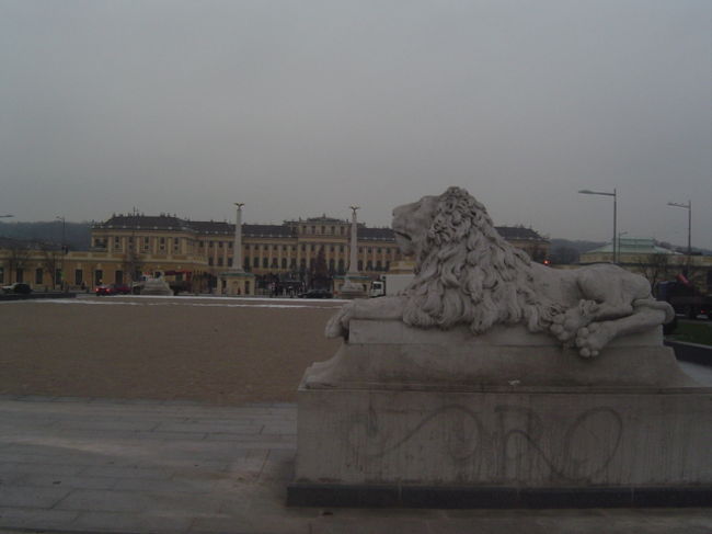 <br /><br />ウィーンの中心から南西に位置するシェーンブルン宮殿は<br />世界遺産に登録されている。