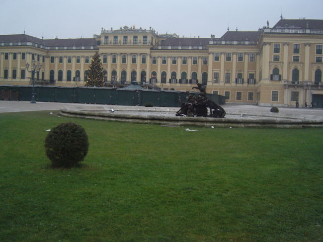 <br />シェーンブルン宮殿は、<br />マリア・テレジアン・ブルーに彩られている。