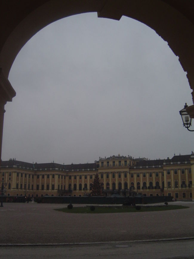 <br /><br /><br /><br /><br /><br />ナポレオン戦争後のウィーン会議が行なわれたのも<br />ハプスブルク最後の皇帝カール１世が退位を宣言したのも<br />シェーンブルン宮殿であった。