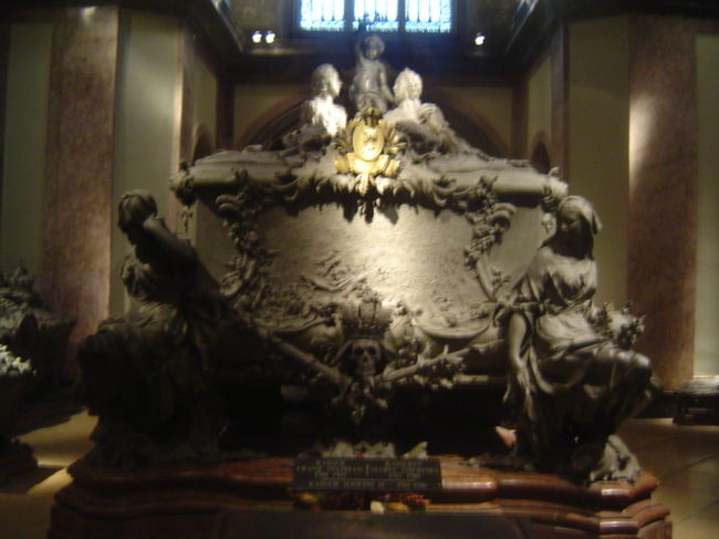 <br /><br /><br />マリア・テレジア女王夫妻の墓