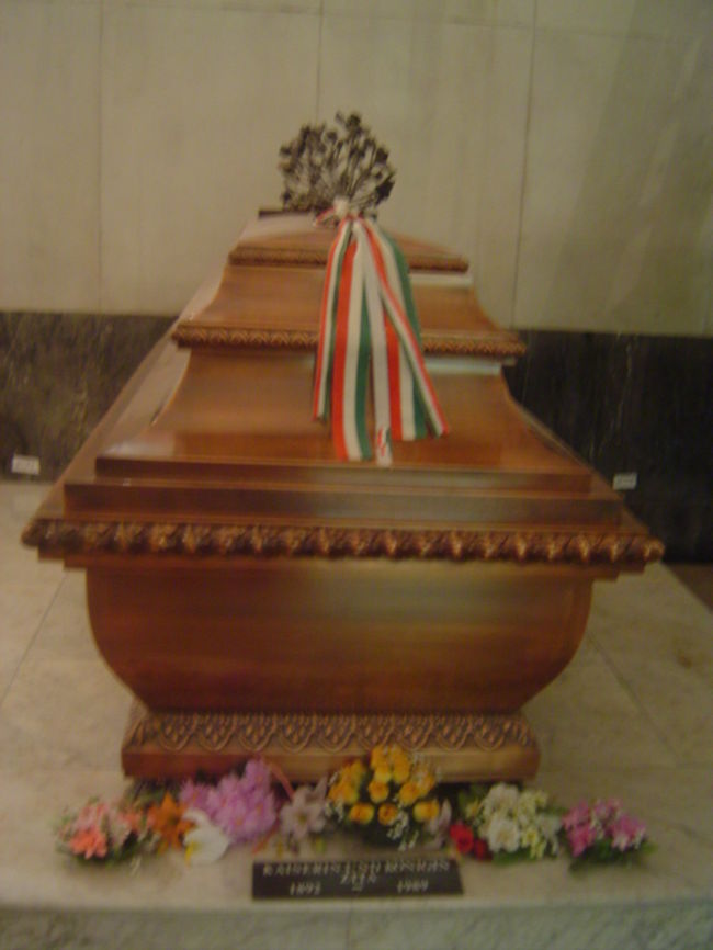 <br /><br /><br /><br /><br />１９８９年に９７歳で亡くなった<br />ハプスブルク最後の皇后ツィタの墓