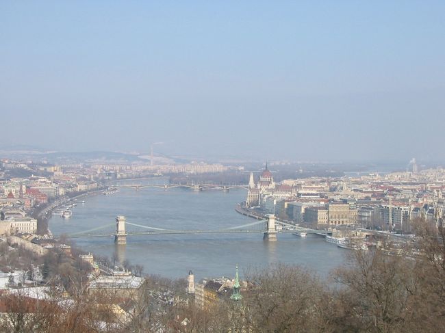 ドナウ川を挟むブダとペストの町並み