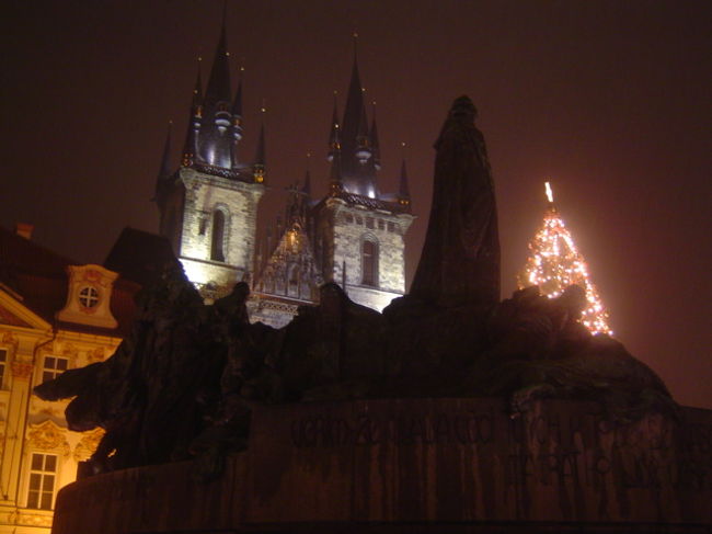 <br /><br /><br />ヤン・フス像とティーン教会