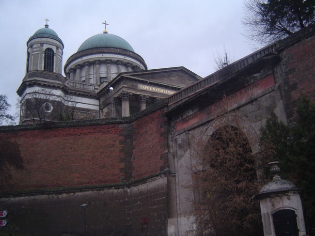 <br /><br /><br />大聖堂は、ドナウ川を望む小高い丘に建つ。