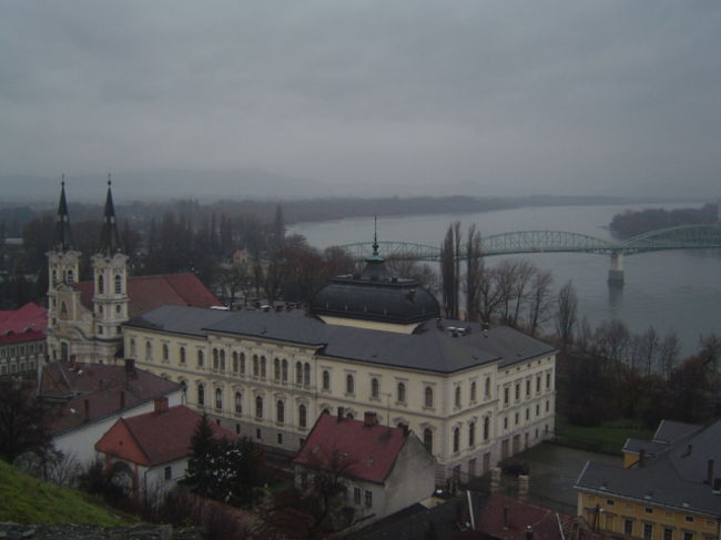<br /><br /><br />大聖堂よりドナウ川を望む<br />川向こうはスロバキア共和国
