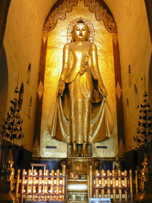 アーナンダ寺院の仏像。