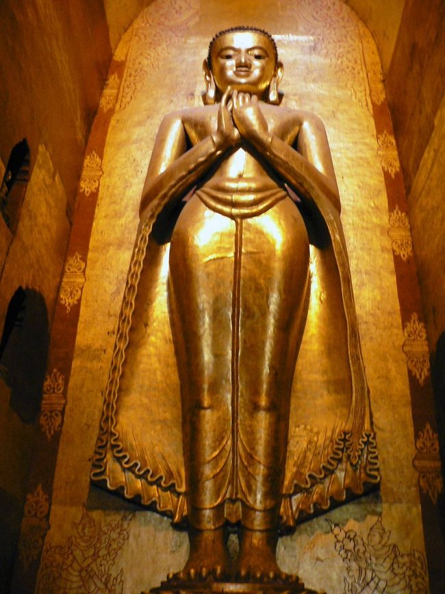 アーナンダ寺院の仏像。近くから見ると硬い表情に見える。