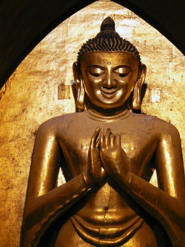 アーナンダ寺院の仏像。遠くから見ると微笑んだ表情に見える。 
