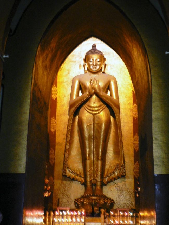 アーナンダ寺院の仏像。
