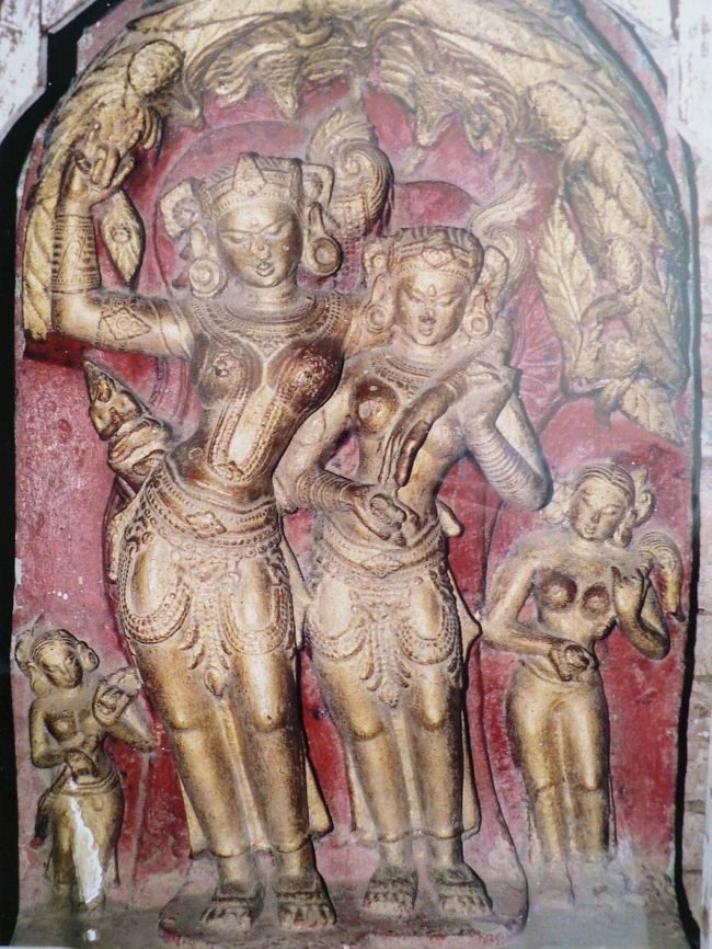 アーナンダ寺院の仏像彫刻。ヒンズー教の影響が感じられる。 