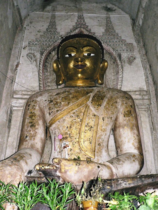 シュエグージー寺院の大仏。