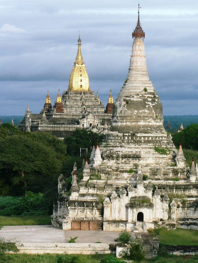 シュエグージー寺院の上部テラスから見るタビィニュ寺院（手前）とアーナンダ寺院。