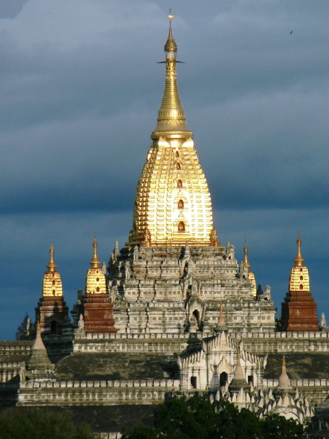 シュエグージー寺院の上部テラスから見る夕日に輝くアーナンダ寺院。