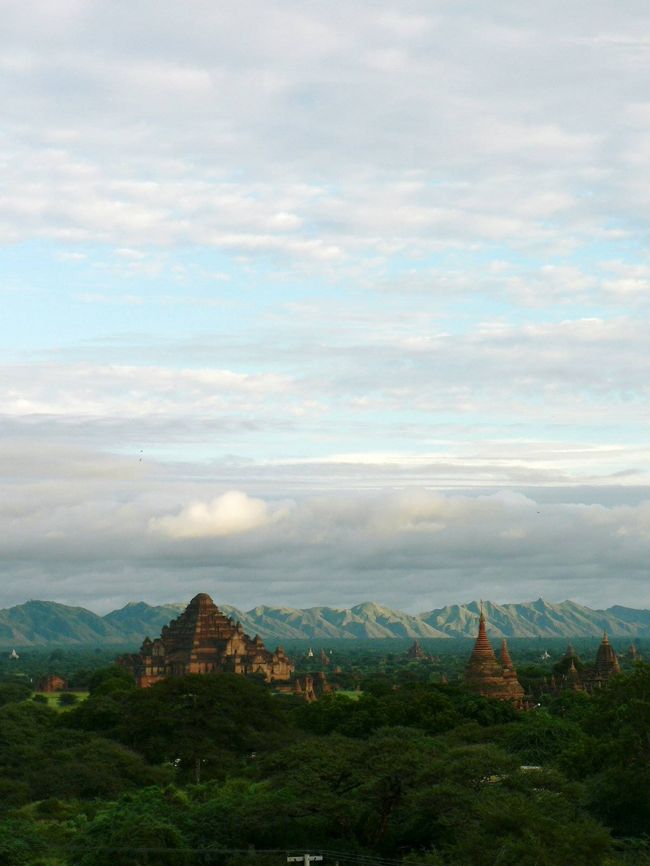 シュエグージー寺院の上部テラスから見る草原に点在する寺院。