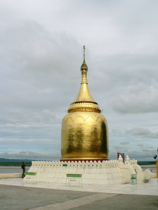 黄金色のブーパヤーパゴダ。