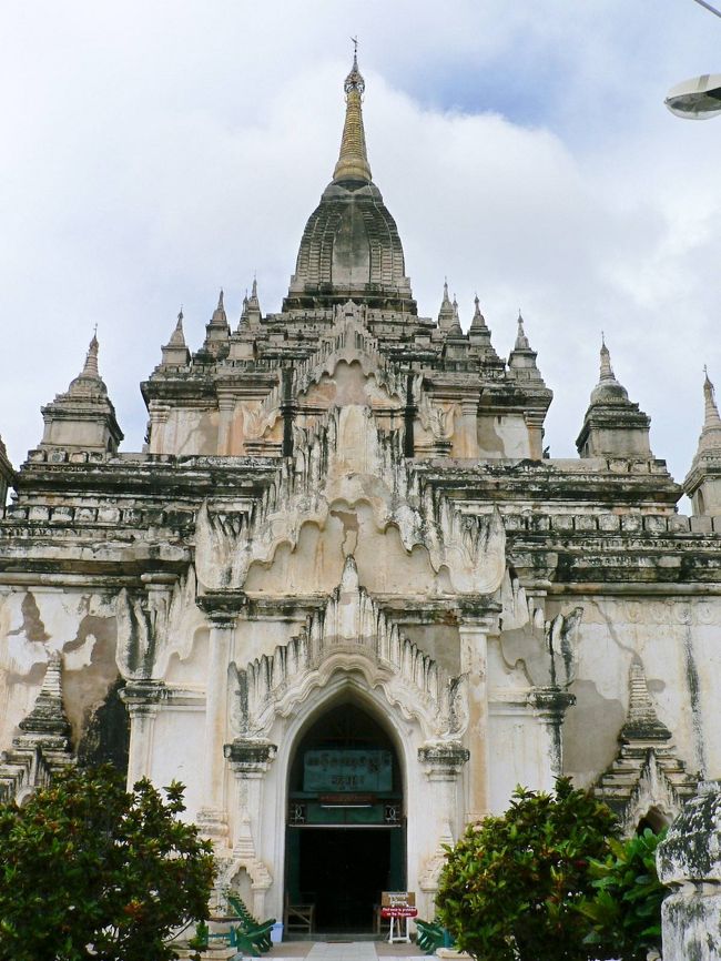 ゴドーパリィン寺院。５５ｍの塔がバガンで２番目の高さ。