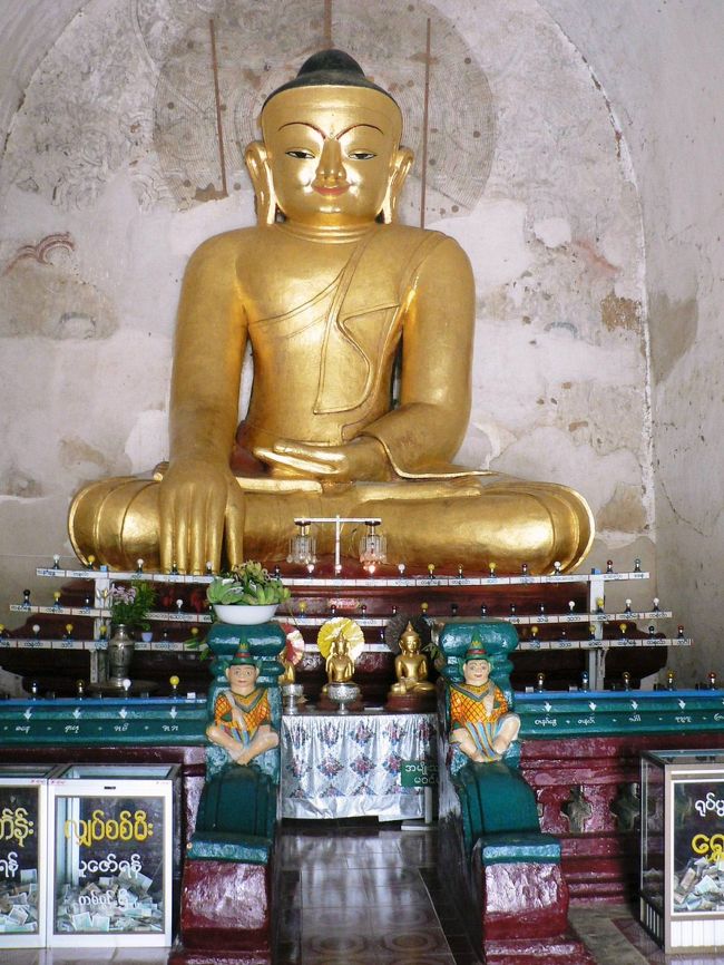 ゴドーパリィン寺院の仏像。