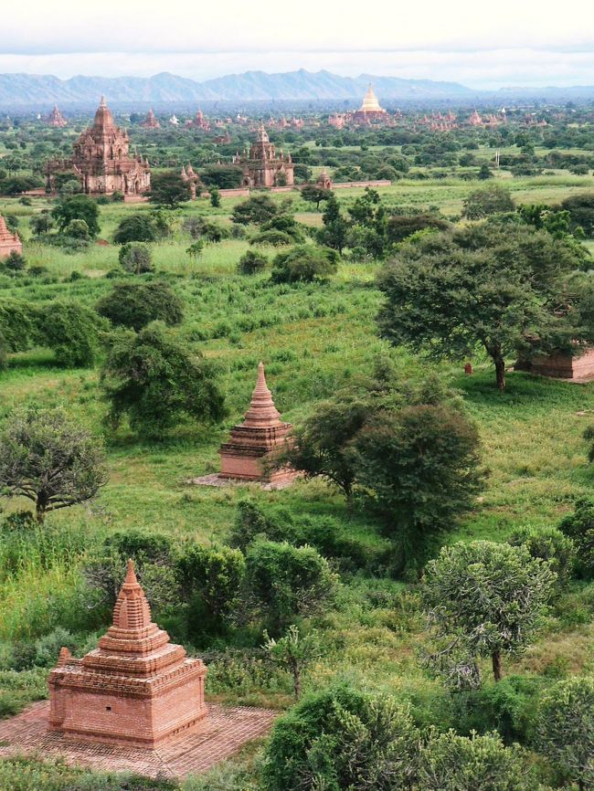 シュエサンドーパゴダの上部から見るたくさんの寺院の光景。
