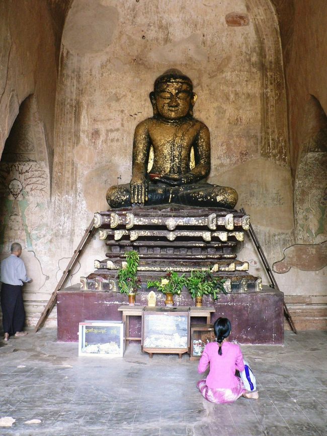スラマニ寺院の金が剥がれている仏像。