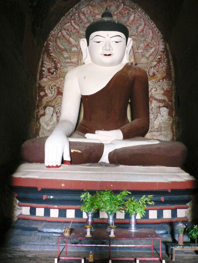 ダマヤンジー寺院の仏像。