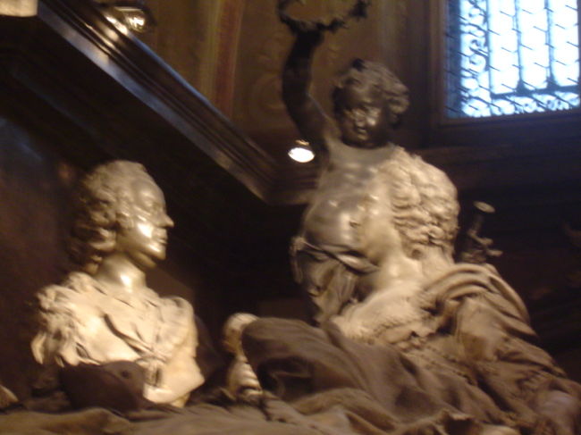 <br />モニュメンタルな柩の蓋には<br />夫と向かい合い見詰め合う女帝マリア・テレジアの<br />上半身の等身大の彫刻が飾られている。