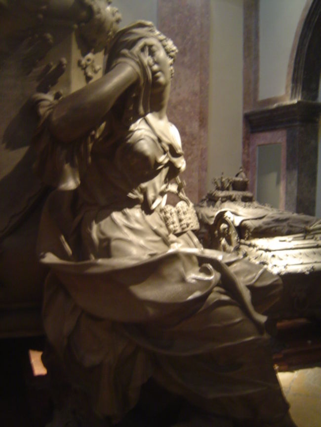 <br /><br /><br /><br /><br /><br /><br />柩の四隅には、柩を守るように乙女たちがいて<br />さまざまな表情を見せている。<br />この乙女は、悲しみにその額を覆っている。