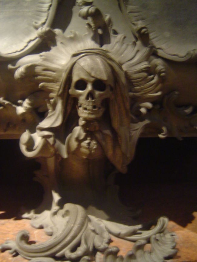 <br /><br /><br /><br /><br /><br /><br /><br /><br />柩に表現された頭がい骨は、<br />バロック時代に好んで使われた死のモチーフだが<br />それは、権力を象徴しているという。<br /><br /><br />