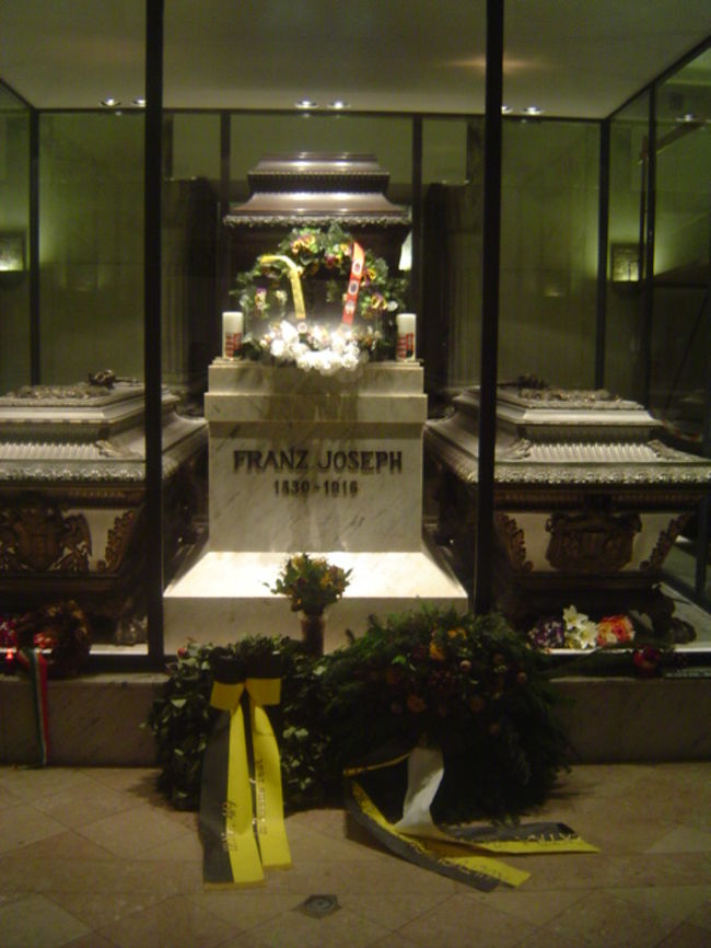 <br /><br /><br /><br /><br /><br />皇帝フランツ・ヨセフの柩<br /><br />左に皇妃エリーザベト、右に皇太子ルドルフの柩がある