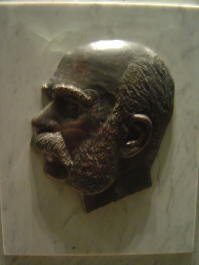 <br /><br /><br /><br /><br /><br /><br /><br /><br />柩に飾られているフランツ・ヨセフ１世のレリーフ